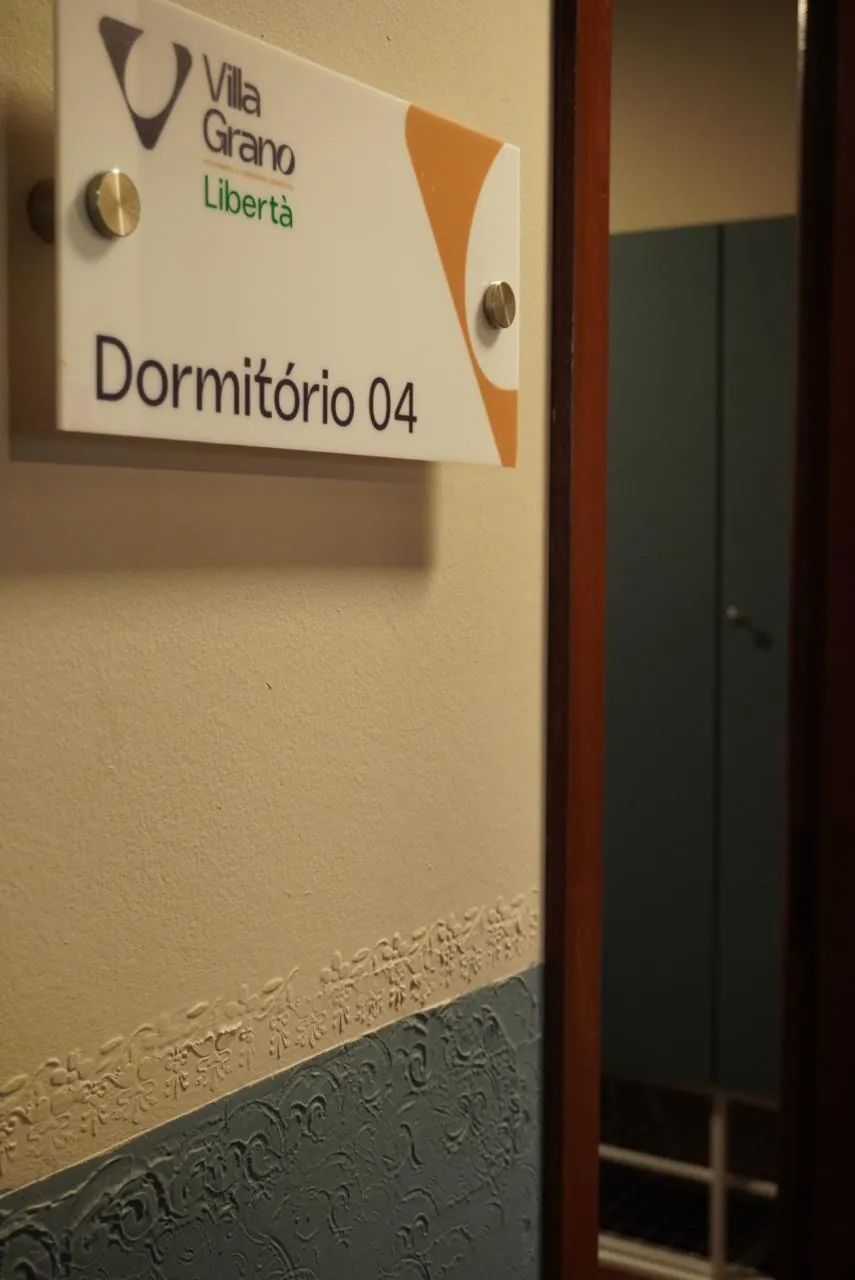 Placa de identificação do Dormitório 04 na porta